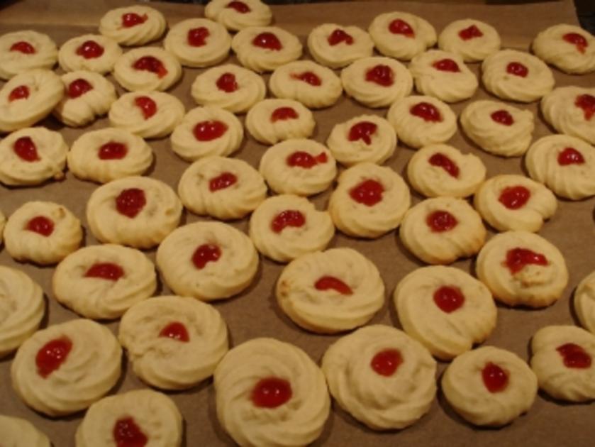 Weihnachtsplätzchen Spritzgebäck mit roten Belegkirschen Rezept kochbar.de
