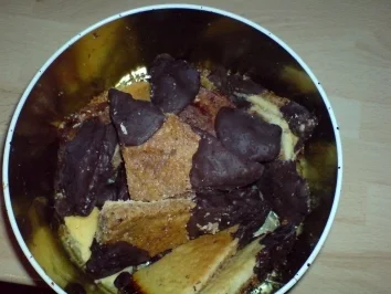 Süße Nussecken mit Orangenlikör - Rezept