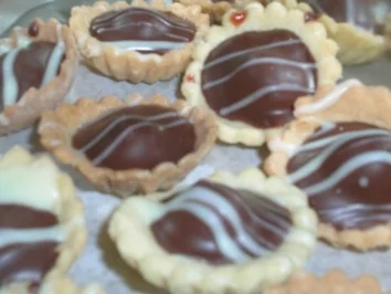 Rezept: Haselnuss-Nougatschüsserl Haselnuss-Nougatschüsserl - Rezept