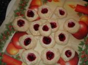 Weihnachtsplätzchen: Mandelmakronen mit Preiselbeeren - Rezept