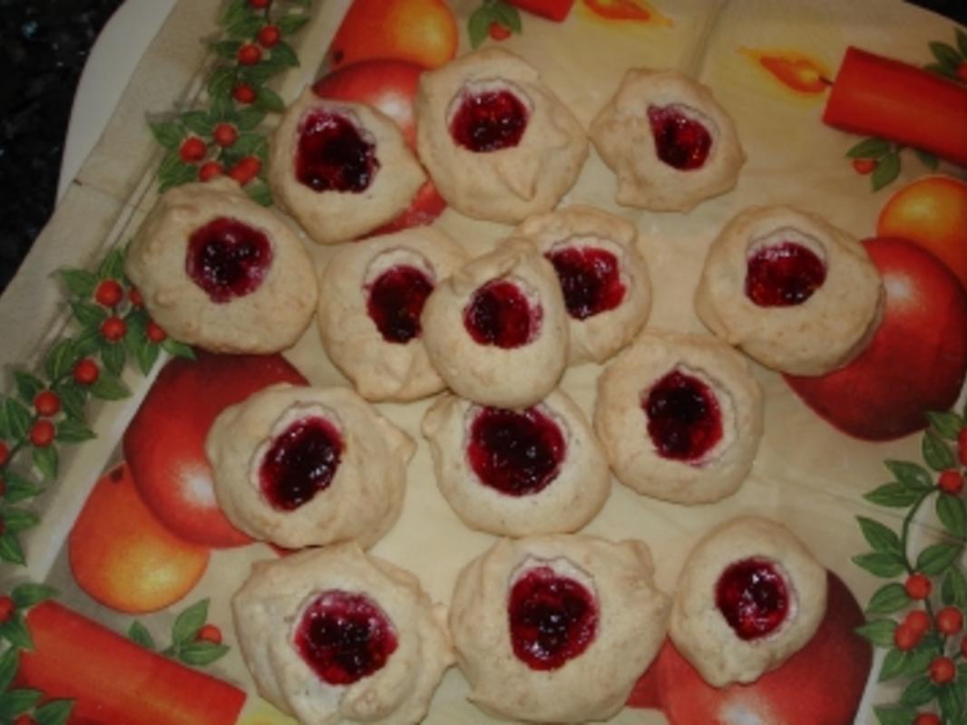 Weihnachtsplätzchen: Mandelmakronen mit Preiselbeeren - Rezept - kochbar.de