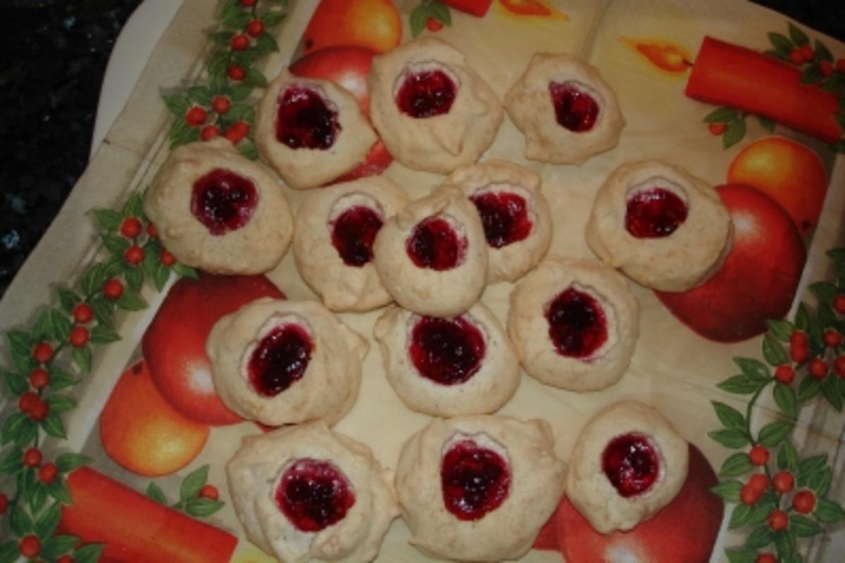 Bilder für Weihnachtsplätzchen: Mandelmakronen mit Preiselbeeren - Rezept