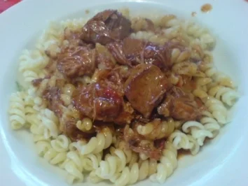 Gulasch mit Nudeln - Rezept