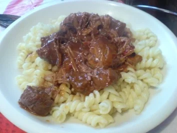 Gulasch mit Nudeln - Rezept