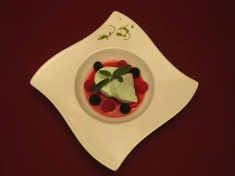 Pfefferminz-Terrine auf einem Beerenspiegel - Rezept