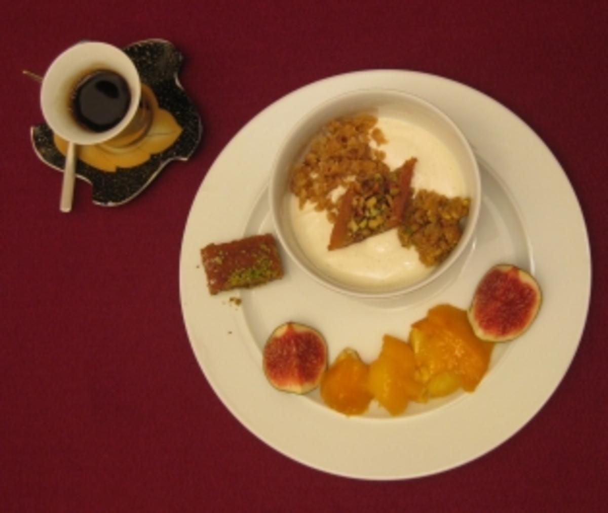 Quark mit Feigen-Dattel-Mango-Salat, Käseplatte und arabischem Kaffee - Rezept