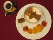 Quark mit Feigen-Dattel-Mango-Salat, Käseplatte und arabischem Kaffee - Rezept