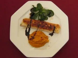 Rezept: Ziegenkäsecreme im Knuspermantel auf Kürbispüree Ziegenkäsecreme im Knuspermantel auf Kürbispüree - Rezept