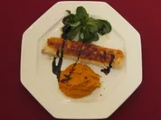 Rezept: Ziegenkäsecreme im Knuspermantel auf Kürbispüree Ziegenkäsecreme im Knuspermantel auf Kürbispüree - Rezept