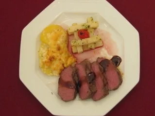 Hirschrücken mit Sellerie und Kartoffelgratin - Rezept