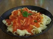 Selbstgemachte Tomatensoße mit Bandnudeln - Rezept