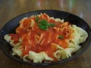 Selbstgemachte Tomatensoße mit Bandnudeln - Rezept