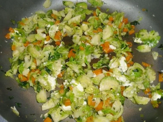 Lauwarmer Rosenkohl mit Vinaigrette und Schafskäse - Rezept