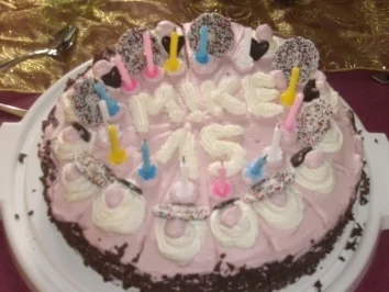 Geburtstagskuchen einmal anders (Biskuitteig mit Erdbeersahne) - Rezept