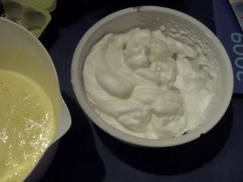 Geburtstagskuchen einmal anders (Biskuitteig mit Erdbeersahne) - Rezept