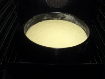 Geburtstagskuchen einmal anders (Biskuitteig mit Erdbeersahne) - Rezept