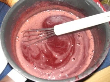 Geburtstagskuchen einmal anders (Biskuitteig mit Erdbeersahne) - Rezept