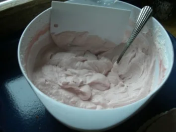 Geburtstagskuchen einmal anders (Biskuitteig mit Erdbeersahne) - Rezept