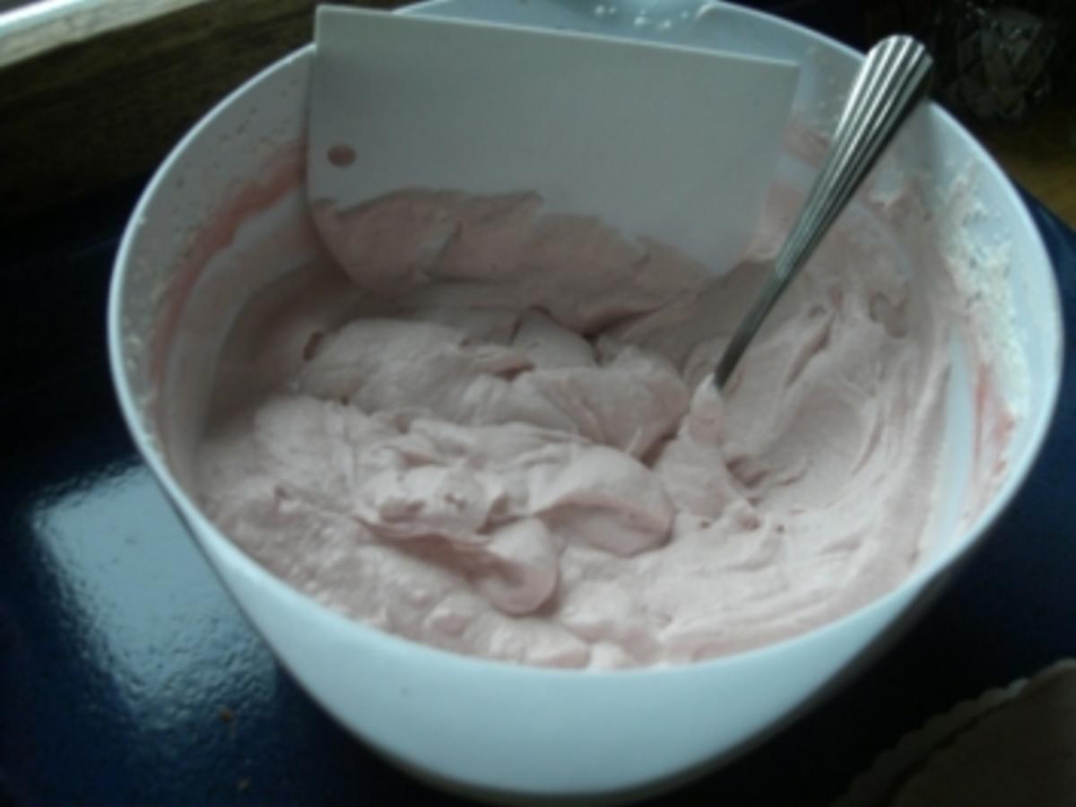 Geburtstagskuchen einmal anders Biskuitteig mit Erdbeersahne - 218 kcal ...