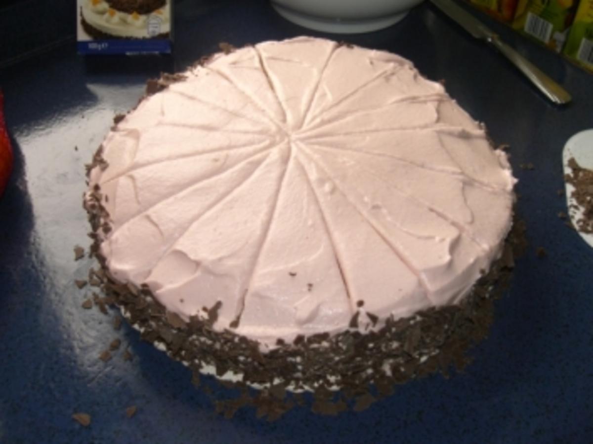 Geburtstagskuchen einmal anders Biskuitteig mit Erdbeersahne - 218 kcal ... Geburtstagskuchen einmal anders Biskuitteig mit Erdbeersahne - 218 kcal ...