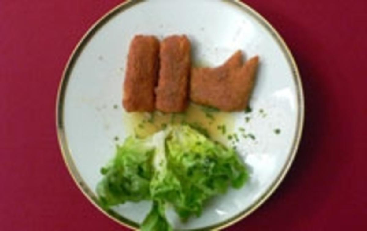Selbst gemachte Fischstäbchen an Blattsalat - Rezept