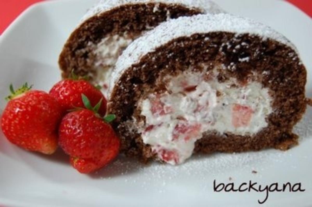 Biskuitroulade mit Erdbeerfüllung - Rezept - kochbar.de