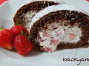 Biskuitroulade mit Erdbeerfüllung - Rezept