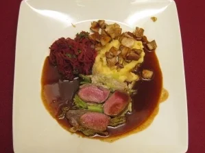 Rehrücken aus Kräuterdampf mit Roter Bete, Steinpilzen und Kartoffelstampf - Rezept