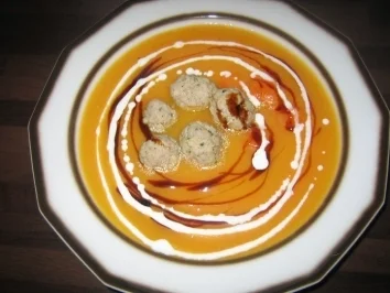 Rezept: Limonen-Möhrensuppe mit Hackbällchen Limonen-Möhrensuppe mit Hackbällchen - Rezept