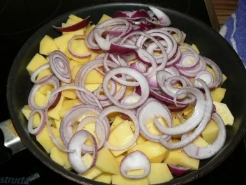Kalbsrollbraten auf Kartoffel-Zwiebelbett - Rezept