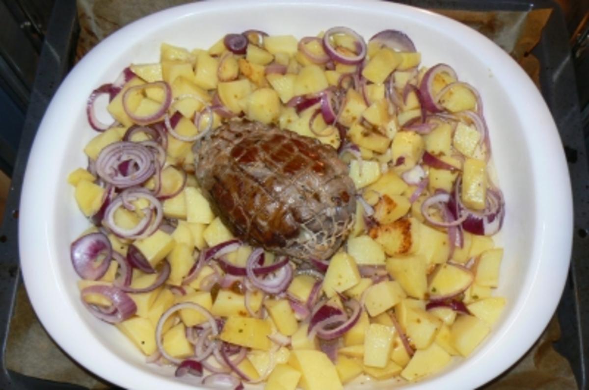 Kalbsrollbraten auf Kartoffel-Zwiebelbett - Rezept