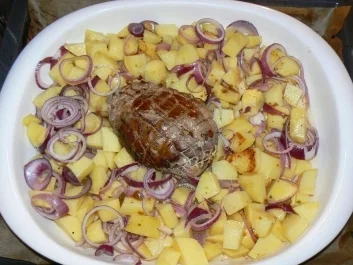 Kalbsrollbraten auf Kartoffel-Zwiebelbett - Rezept