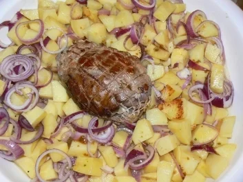 Kalbsrollbraten auf Kartoffel-Zwiebelbett - Rezept