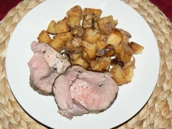 Kalbsrollbraten auf Kartoffel-Zwiebelbett - Rezept