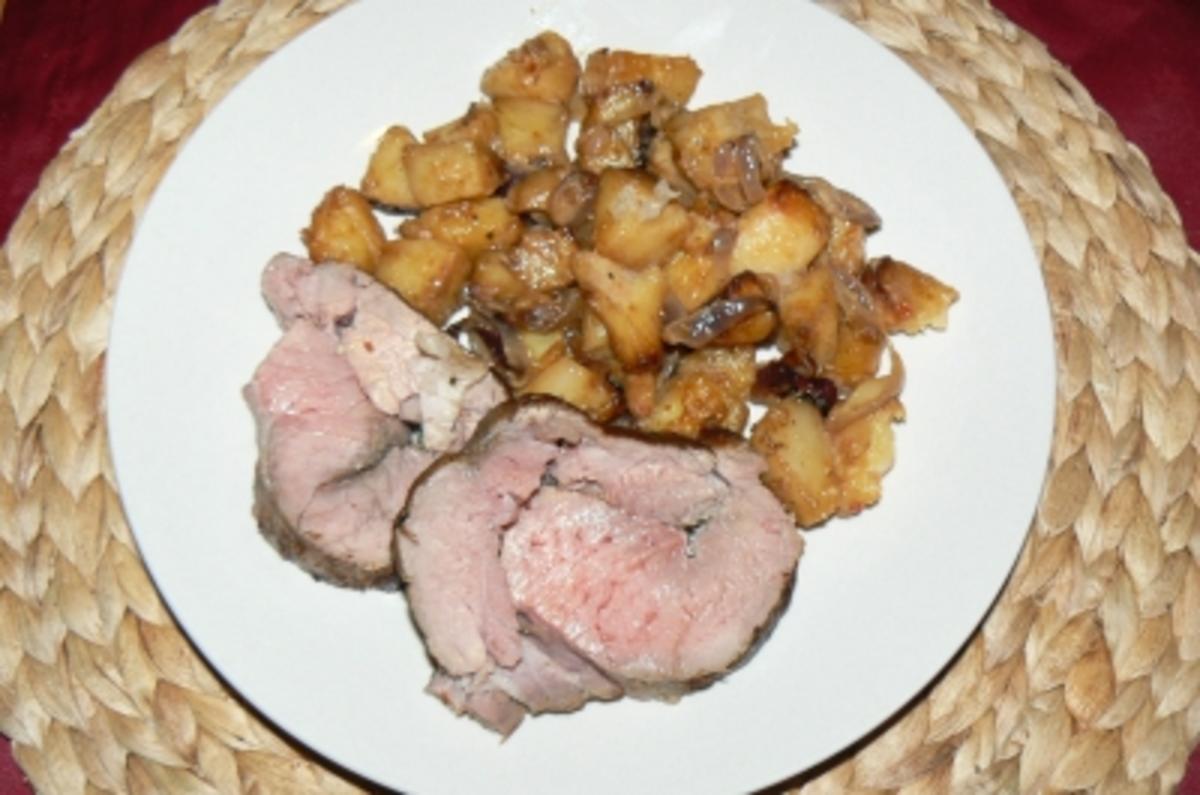 Bilder für Kalbsrollbraten auf Kartoffel-Zwiebelbett - Rezept