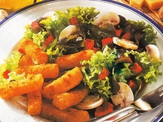 Fritierte Gouda Sticks auf Salat - Rezept