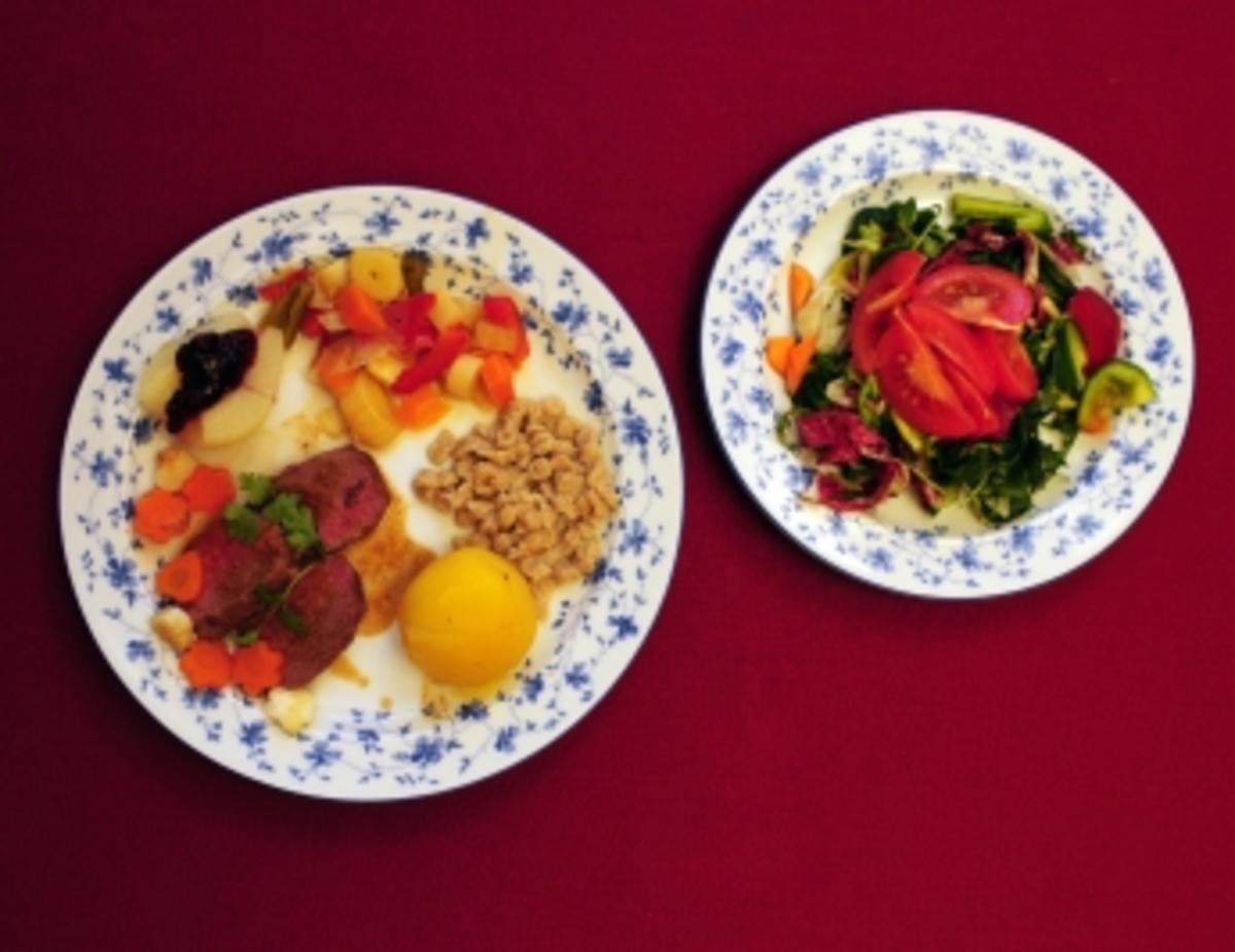 Damwildsteak mit Kartoffeln, Spätzle, Gemüse und Salaten (Julia Kent) - Rezept