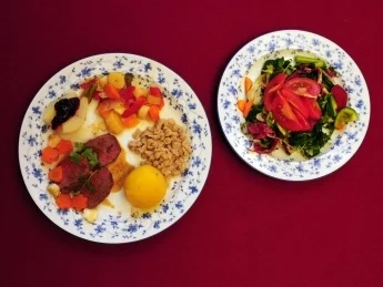 Damwildsteak mit Kartoffeln, Spätzle, Gemüse und Salaten (Julia Kent) - Rezept