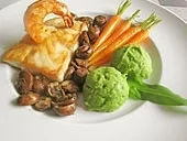 Barramundifilet und Garnele mit Pilzen, Möhren und Bärlauchpüree - Rezept