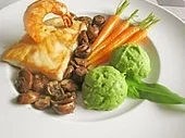 Barramundifilet und Garnele mit Pilzen, Möhren und Bärlauchpüree - Rezept