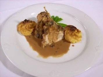Bresse-Poularde an Rotwein-Morchel-Soße und Herzoginkartoffeln - Rezept