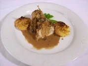 Bresse-Poularde an Rotwein-Morchel-Soße und Herzoginkartoffeln - Rezept