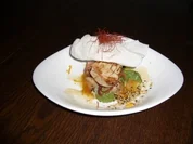 Falscher Tunfisch-Burger mit einer Orangen-Misopaste und roten Sojazwiebel - Rezept