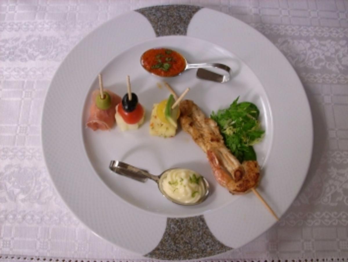 Tapasspieße an zweierlei Dips - Banderillas con picadas - Rezept ...