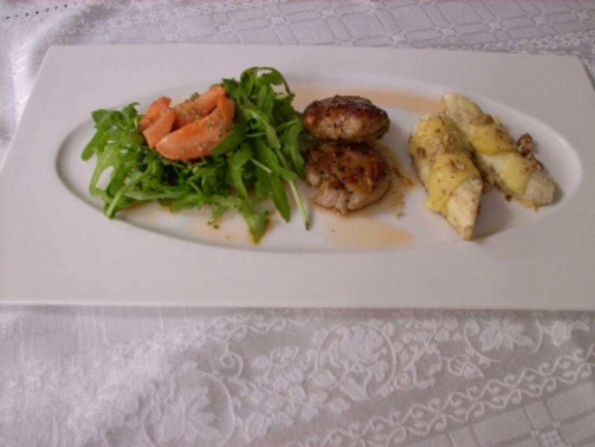 Schweinesteak mit gegrillten Käse-Bananen und Rucola-Erdbeer- -Salat ...