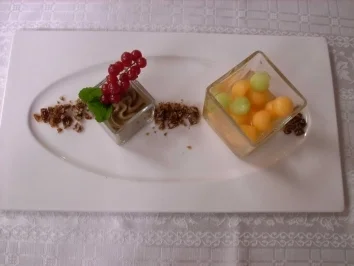 Melonenkugeln in Portwein mariniert an Balsamicocreme und Krokant - Rezept