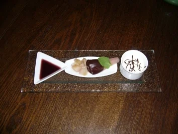 Rotweinbirne im Schokomantel an Kardamon Panna Cotta - Rezept