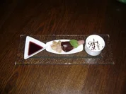 Rezept: Rotweinbirne im Schokomantel an Kardamon Panna Cotta Rotweinbirne im Schokomantel an Kardamon Panna Cotta - Rezept