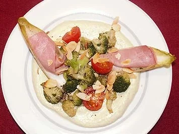 Rezept: Brokkolisalat mit gefülltem Chicorée auf Avocadosoße Brokkolisalat mit gefülltem Chicorée auf Avocadosoße - Rezept