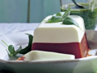 Tomaten-Terrine mit Basilikumsauce - Rezept